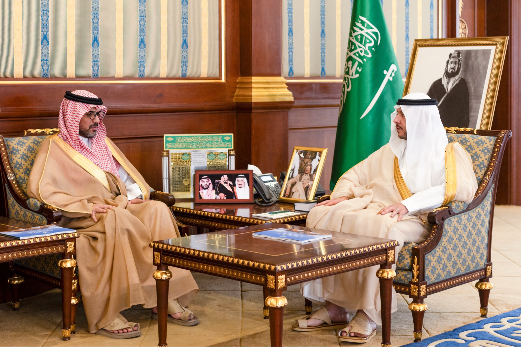 صاحب السمو الملكي الأمير سعود بن نهار بن سعود، نائب أمير منطقة المدينة المنورة، يستقبل رئيس الجامعة الإسلامية، الدكتور صالح بن علي العقلا.
